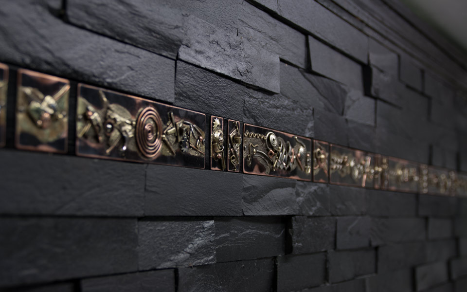 Metallborduere NewYork in einer Wandansicht mit schwarzem Naturschiefer